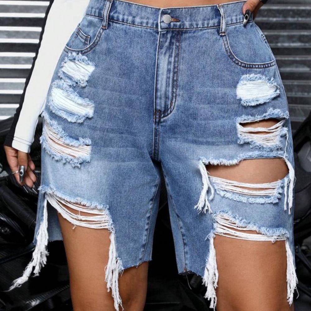 Plus sized ripped denim shorts size 2x (16)